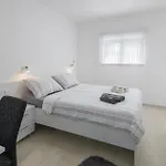 Lovely In With Wifi Apartamento Poreč