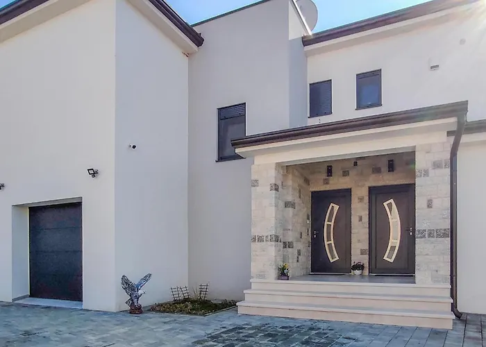 Апартаменти Lovely In With Wifi Пореч