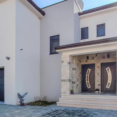 Apartament Lovely In With Wifi Poreč