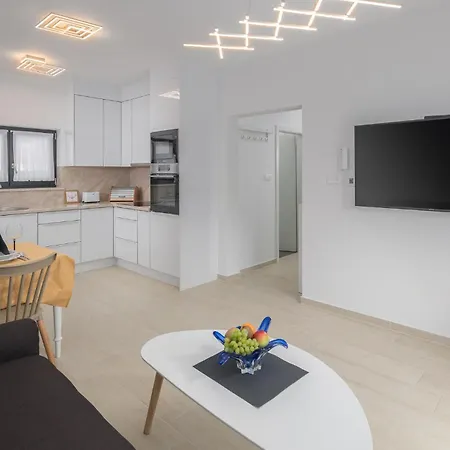 Lovely In With Wifi Apartment Poreč