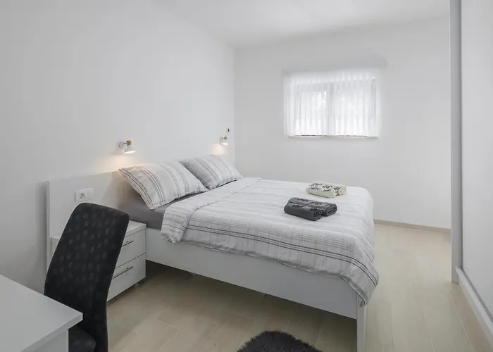 Lovely In With Wifi Apartman Poreč